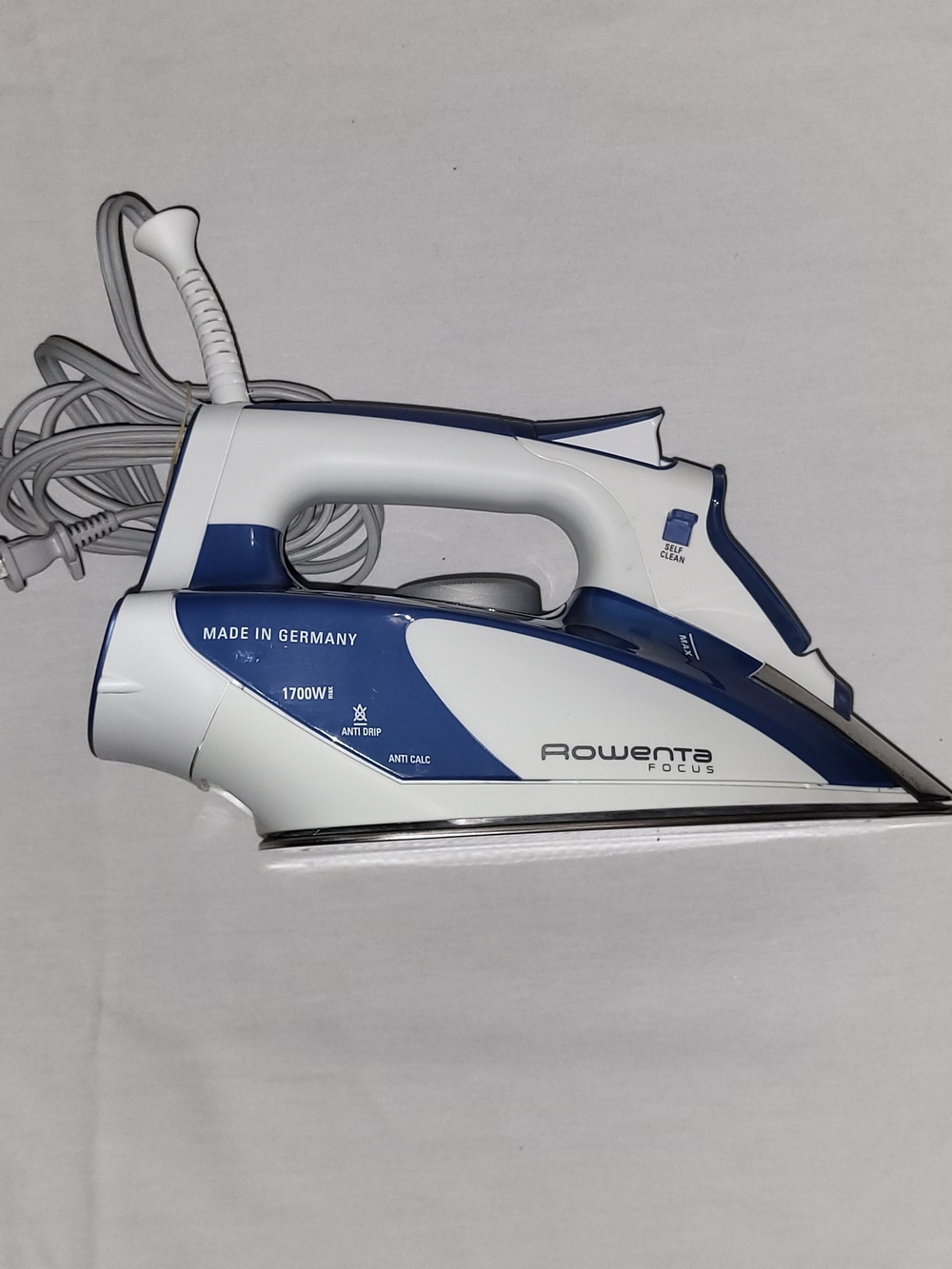 Rowenta Focus Steam Iron - White & Blue
